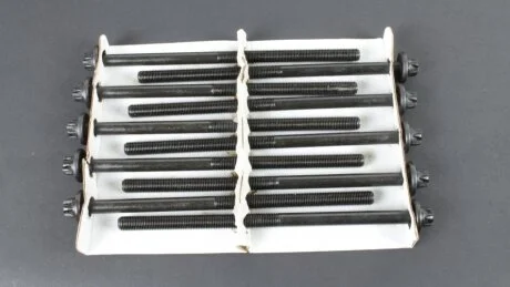 Комплект болтів з головкою системи TORX з чорного металу AJUSA 81044400
