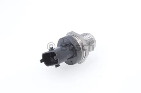 Датчик тиску палива на паливн. рейці NISSAN CABSTAR, PATROL GR V 3.0D 09.06- BOSCH 0281006244