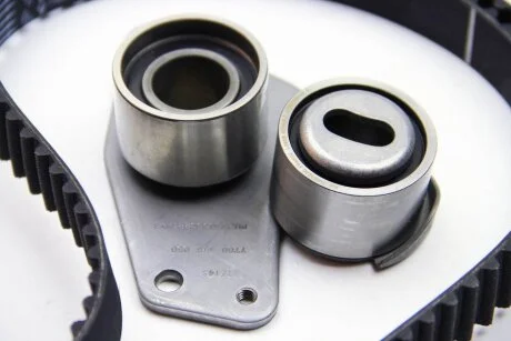 Комплект ГРМ (ремінь + ролик) RENAULT 7701476884